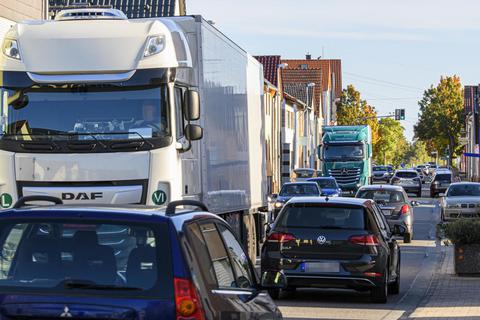 Jeden Tag passieren auf der B44 rund 17.000 Fahrzeuge die Dornheimer Ortsdurchfahrt – darunter auch zahlreiche Lastwagen. Nach jahrzehntelangen Diskussionen und Planungen rückt für die lärmgeplagten Anwohner jetzt die Westumgehung in greifbare Nähe. Foto: Robert Heiler