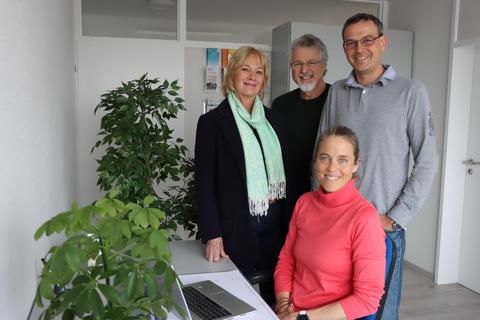 In ihrem künftigen Büro traf sich die designierte Geschäftsstellenleiterin Sina Senßfelder (vorn) mit Petra Boulannouar, Dr. Harald Braun und Dr. Marcus Geist (stehend von links) vom Vorstand der Hospizstiftung. Hospizstiftung