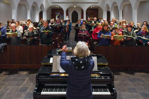 Für die Aufführung von Bachs Weihnachtsoratorium proben Sänger in der Groß-Gerauer Stadtkirche. © Samantha Pflug
