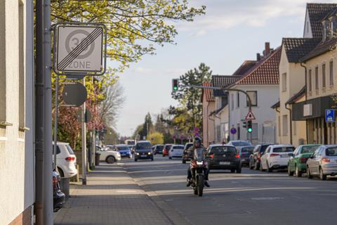 Tempo 30 in der Gernsheimer Straße in Groß-Gerau endet aktuell etwa in Höhe der Stadtbücherei. Die Stadt soll nach dem Willen des Parlaments nun der Initiative „Lebenswerte Städte durch angemessene Geschwindigkeiten” beitreten.
