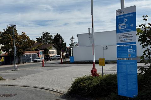 Gleich drei Zufahrten zum Parkplatz, hier sind zwei zu sehen, gibt es beim Fachmarktzentrum in Groß-Gerau/Nord in der Münchner Straße. Damit scheint die automatische Parkraumüberwachung ihre Probleme zu haben.