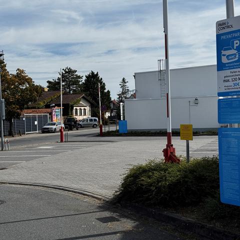 Gleich drei Zufahrten zum Parkplatz, hier sind zwei zu sehen, gibt es beim Fachmarktzentrum in Groß-Gerau/Nord in der Münchner Straße. Damit scheint die automatische Parkraumüberwachung ihre Probleme zu haben.