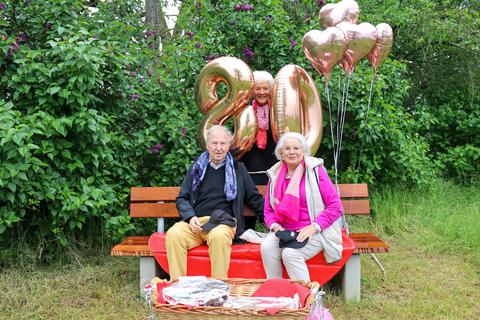 Freundin Christel Strecker hat Jubilarin Anita Wolf und ihren Mann Dr. Hans-Dieter Wolf an der neuen Sitzbank überrascht. Anita Wolf hatte sich zu ihrem 80. Geburtstag Geld gewünscht, um die Bank aufstellen zu lassen. Marc Schüler