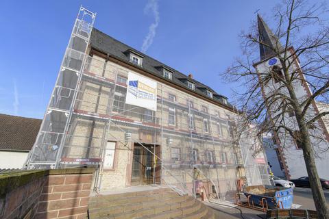 Diskussionen mit dem Denkmalamt und Frost haben die Instandsetzung der Fassade des Dornheimer Rathauses verzögert. Foto: Robert Heiler