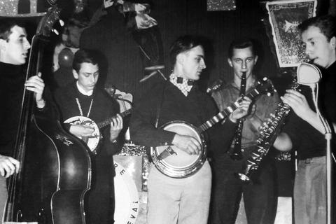 Musiker des „Mill Creek Jazz Clubs“ 1962 in der TV-Turnhalle. Von links: Hans Hetzer, Siegbert Rau, Karl Heinz Heldmann, Hans Wieschollek und Peter Seitz. Repro: Samantha Pflug 