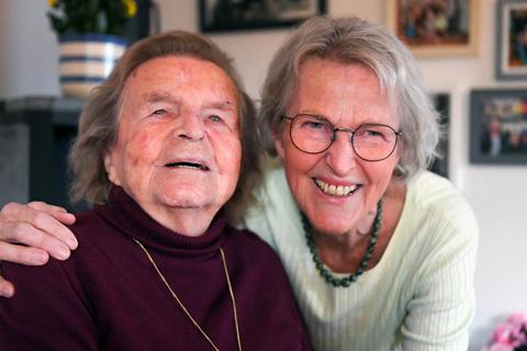 Eva Kurtz (links) feiert am heutigen Donnerstag in Groß-Gerau ihren 103. Geburtstag. Sie lebt bei ihrer Tochter Gisela Lohneis. Foto: Samantha Pflug