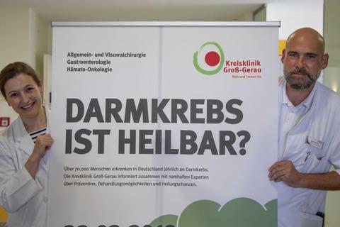 Gar nicht schlimm: Zeynep Babacan und Chirurgie-Chefarzt Thomas Schumann werben für Krebsvorsorge. Foto: Vollformat/Volker Dziemballa