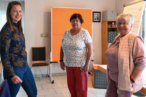 Zum Gesprächskreis für Angehörige dementiell Erkrankter begrüßt Kursleiterin Britta Henrich die Angehörigen Margit Raaf und Rosemarie Schüpke. Foto: Samantha Pflug