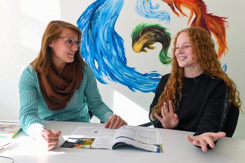Berufs- und Studienberaterin Elke Meckel im Gespräch mit der Prälat-Diehl-Schülerin Alissa Leiß, die sich für ein Pharmazie-Studium interessiert. Foto: Samantha Pflug