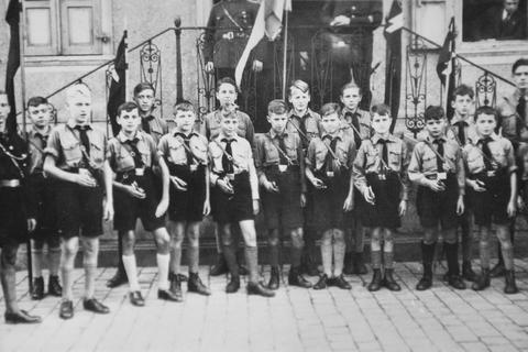 Die Aufnahme aus dem Buch „Kindheit in Groß-Gerau" zeigt die damalige Hitlerjugend. Repro: Samantha Pflug 