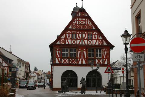Das Historische Rathaus ist das Wahrzeichen von Groß-Gerau. Erbaut wurde es in den Jahren 1578/79. In unserer Serie „Groß-Gerau im Detail” ist eine Schnitzerei an der Fassade über den Hessendreschern vorgestellt worden.