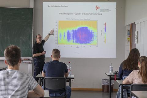 Peter Dannemann von der Fachhochschule in Rüsselsheim gibt bei der Orientierungswoche des beruflichen Gymnasiums Einblick in die Berufswelt eines Ingenieurs. Foto: VF/Volker Dziemballa