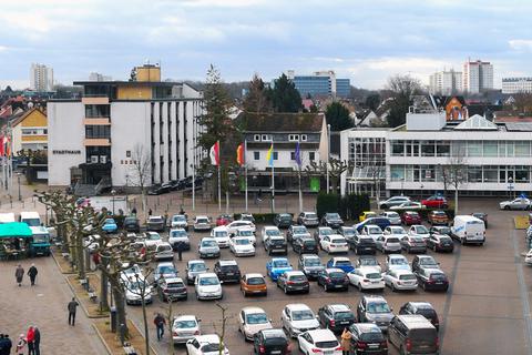 Der Groß-Gerauer Marktplatz, wie er sich heute präsentiert. Linker Hand ist das Stadthaus (1954 bis 1956) zu sehen, rechts das 1958 fertiggestellte AOK-Gebäude, das inzwischen das Stadtmuseum beherbergt.