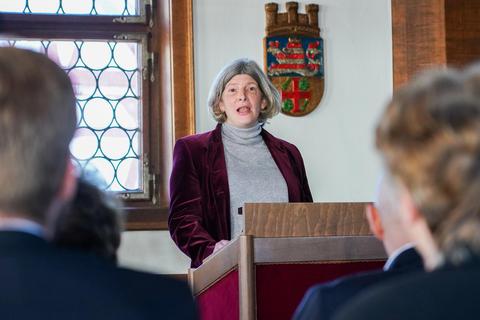 Ute Hollingshaus vom Landesverband des Volksbunds Deutsche Kriegsgräberfürsorge hielt am Volkstrauertag die Gedenkansprache im Historischen Rathaus Groß-Geraus. © Marc Schüler