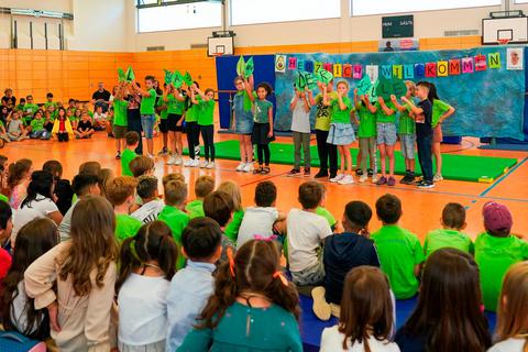 Die vierte Klasse der Pestalozzi-Grundschule Büttelborn wünscht den neuen Mitschülern "Viel Spaß in der Schule". Marc Schüler