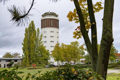 Der seit 1994 unter Denkmalschutz stehende und 1929 in Betrieb genommene Wasserturm ist eines der Wahrzeichen von Groß-Gerau. Seit vielen Jahren beherbergt er auch Firmen und Institutionen, die nun aber raus müssen. Foto: Robert Heiler