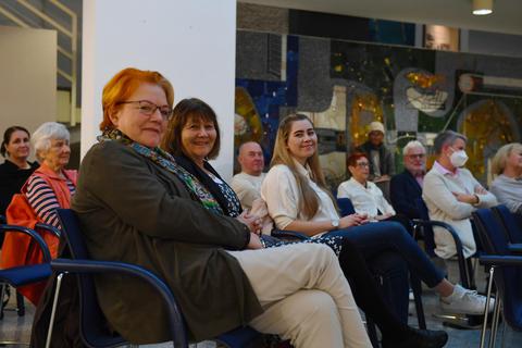 Viel Publikum kam zur Vorstellung des „Literatur-Readers“ ins Groß-Gerauer Stadtmuseum, darunter auch (von links) Iris Welker-Sturm, Barbara Zeizinger und Rania Daoudi. Foto: Samantha Pflug