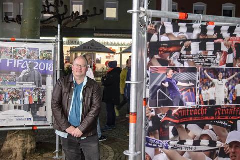 Auf dem Groß-Gerauer Sandböhl zeigt der Büttelborner Sportfotograf Marc Schüler auf großen Bannern einige seiner Fotos. Foto: Frank Möllenberg