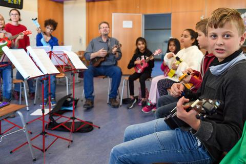 Ukulele spielen können Jungen und Mädchen der Groß-Gerauer Nordschule nun bei Reinhard Schindler in einer Arbeitsgemeinschaft lernen. Foto: Samantha Pflug