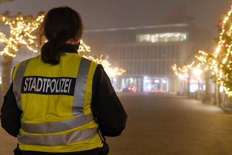 Bei Nacht und leichtem Nebel unterwegs: Die Stadtpolizei kontrolliert, ob die Ausgangssperre eingehalten wird.  Foto: Vollformat/Samantha Pflug