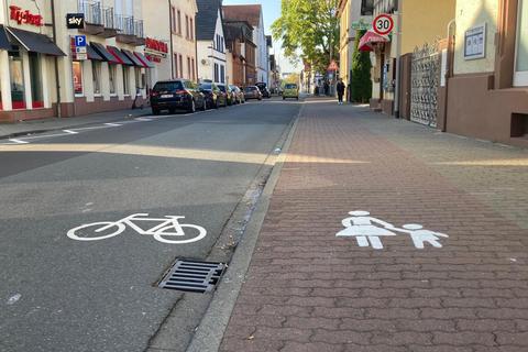 Geänderte Verkehrsführung: In der Groß-Gerauer Jahnstraße sind Radfahrer und Fußgänger seit wenigen Tagen auf getrennten Wegen unterwegs. Foto: Jörg Monzheimer