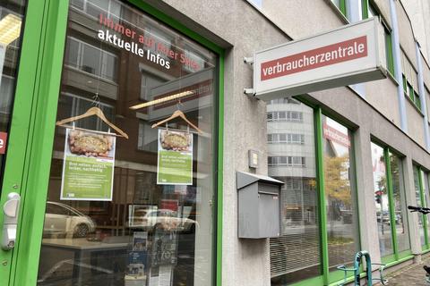 Wenn finanzielle Schwierigkeiten drohen, etwa durch Zinsen, hilft die Schuldnerberatung der Verbraucherzentrale. Hier: die Beratungsstelle in Rüsselsheim. Foto: Jan Pfaff