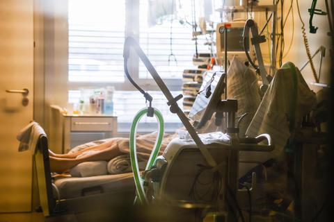 Die Belegung von Betten auf Intensivstationen stellt Ärzte aufgrund hoher Patientenzahlen und knapper werdender Ressourcen täglich vor schwierige Entscheidungen. Archivfoto: Guido Schieck