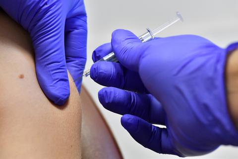Ein Arzt verabreicht einem Patienten eine Impfung.  Symbolfoto: dpa