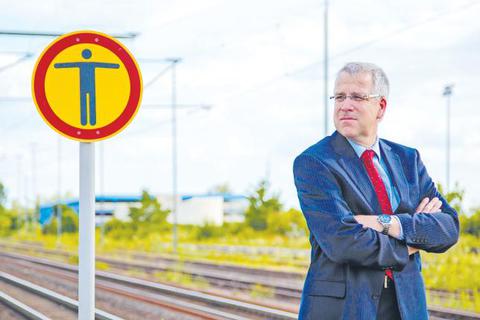 Matthias Drodt vor den Verladegleisen am Dornberger Bahnhof. Foto: Vollformat/Heimann 