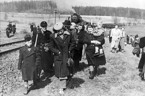 Heimatvertriebene kamen nach dem Zweiten Weltkrieg auch in den Kreis Groß-Gerau. Der BdV-Kreisverband feiert am 27. Oktober das 75-jährige Bestehen. © Archivfoto: dpa