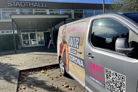 Die mobilen Corona-Impfteams sind wieder im Kreis Groß-Gerau unterwegs, wie hier in der Walldorfer Stadthalle. © Marc Schüler