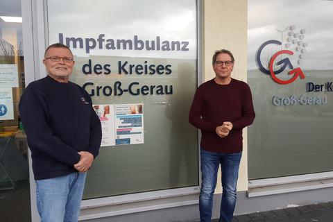Zur richtigen Zeit am richtigen Ort: Die Bilanz von Fritz Klink (links), pharmazeutischer Leiter der Impfambulanz Groß-Gerau, und Joachim Hammann, Leiter der Stabsstelle „Organisation Corona” bei der Kreisverwaltung, zur Impfambulanz fällt durchweg positiv aus.