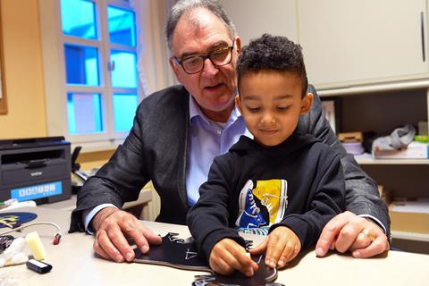 Jaden geht zwar noch in den Kindergarten, zusammen mit Andreas Rotzinger über er aber schon einmal seinen Namen zu schreiben. 