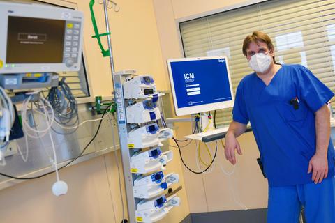Thomas Berck, Leiter der Anästhesie- und Intensivpflege, erklärt die technische Ausstattung eines Intensivzimmers. Foto: Samantha Pflug
