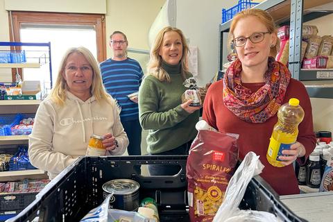 Hand in Hand arbeiten Lebensmittelausgaben im Kreis Groß-Gerau – hier das Team der Tafel Riedstadt. Archivfoto: Marc Schüler
