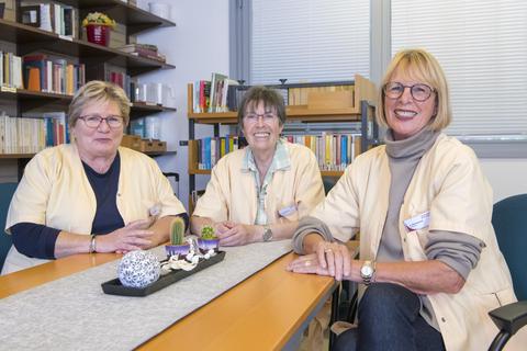 Die „gelben Engel" um Gudrun Schupp, Jutta Schmitt und Uta Samuelson (von links)  sind in der Groß-Gerauer Kreisklinik wieder am Start, um Patienten ihre Aufmerksamkeit zu schenken und das Pflegepersonal zu entlasten. Foto: Robert Heiler