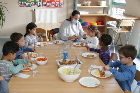 Mittags in der Groß-Gerauer Kindertagesstätte Grüner Weg: Die Jungen und Mädchen nehmen im Beisein von Erzieherin Tanja Walter ihr Mittagessen. Es gibt Zitronenhühnchen, frisch zubereitet in der Kita-eigenen Küche. © Ralph Keim