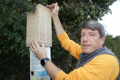 Jörg Horneff aus Groß-Gerau engagiert sich für das vom Thünen-Institut in Braunschweig organisierte Wildbienen-Monitoring. Das von ihm betreute Wildbienen-Hotel steht am Rand eines Ackers außerhalb der Kreisstadt. Foto: Ralph Keim