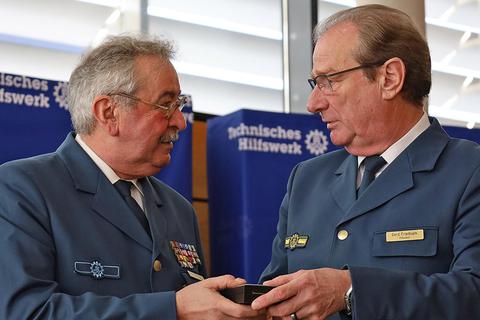 Der Präsident des THW, Gerd Friedsam (rechts), überreicht Gerold Reichenbach die Präsidentenmedaille. © Susanne Rapp