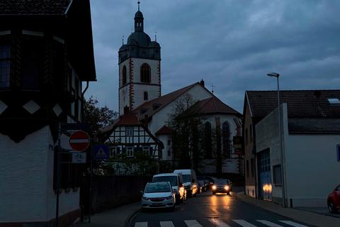 Die Stadtkirche in Groß-Gerau wird nicht mehr beleuchtet. © Detlef Volk