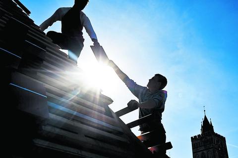 Mitarbeiter von Dachdeckerbetrieben erhalten eine Inflationsausgleichsprämie. Symbolfoto: dpa