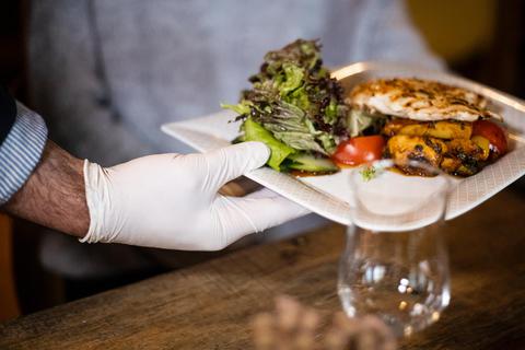 Wer in der Gastronomie arbeitet, benötigt eine Hygienebelehrung des Gesundheitsamts. Die ist jetzt auch online möglich. © NGG