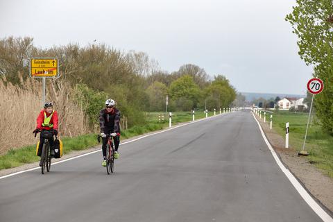 Fehlende Radwege moniert der ADFC-Kreisverband Groß-Gerau unter anderem an verschiedenen Landesstraßen wie hier zwischen Geinsheim und Leeheim. Zurzeit lässt es sich dort zwar noch entspannt radeln, weil die Straße für Autos gesperrt ist, aber wenn diese wieder rollen, wird es für Pedaleure richtig eng.