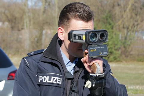 Polizeikommissar Eduard Korn an der Laserpistole, mit der die Polizei die Einhaltung der Geschwindigkeit im Straßenverkehr überprüft. Foto: Ralph Keim