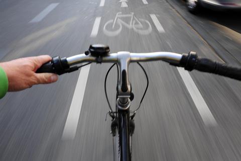 Einen Abstand von 1,5 Metern innerorts müssen ein Fahrrad überholende Autofahrer einhalten. Eine hessenweite Kampagne ist nun gestartet.