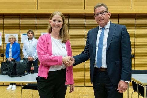 Ein enttäuschter Stefan Sauer (CDU/rechts) gratuliert Melanie Wegling (SPD) zum Gewinn des Direktmandats.  Foto: Robert Heiler 