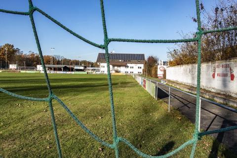 Der Sportplatz voin Rot-Weiß Walldorf soll zum Kunstrasenplatz umgebaut werden. Mit dem Projekt steht der Verein in einer Prioritätenlsite des Kreises Groß-Gerau inzwischen auf Platz eins.Archiovfoto: Volker Dziemballa (VF) 