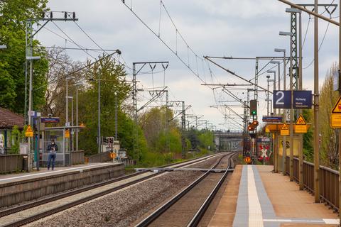 Die Bahnstrecke führt mitten durch den Büttelborner Ortsteil Klein-Gerau.  Foto: Vollformat/Volker Dziemballa