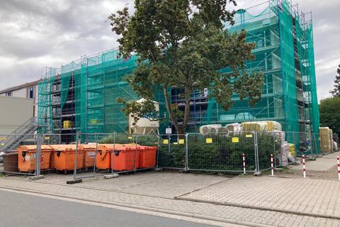 Die Luise-Büchner-Schule in Groß-Gerau wird derzeit saniert: Das Foto zeigt den Trakt für Verwaltung und naturwissenschaftliche Räume. Foto: Jörg Monzheimer