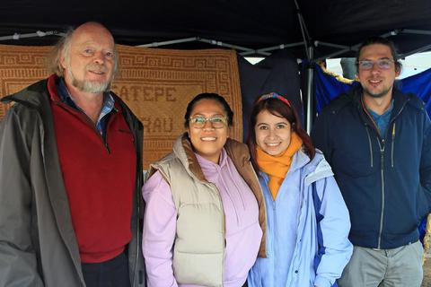 Das Foto, das bei der Einführungsveranstaltung zur Interkulturellen Woche in Groß-Gerau entstanden ist, zeigt Mitglieder des Vereins und die neue Freiwillige (von links): Jürgen Fuge, Geysil Lopez de Rupprecht, Cynthia Gaitán und Andreas Rupprecht. Foto: Hans-Jürgen Pilgerstorfer